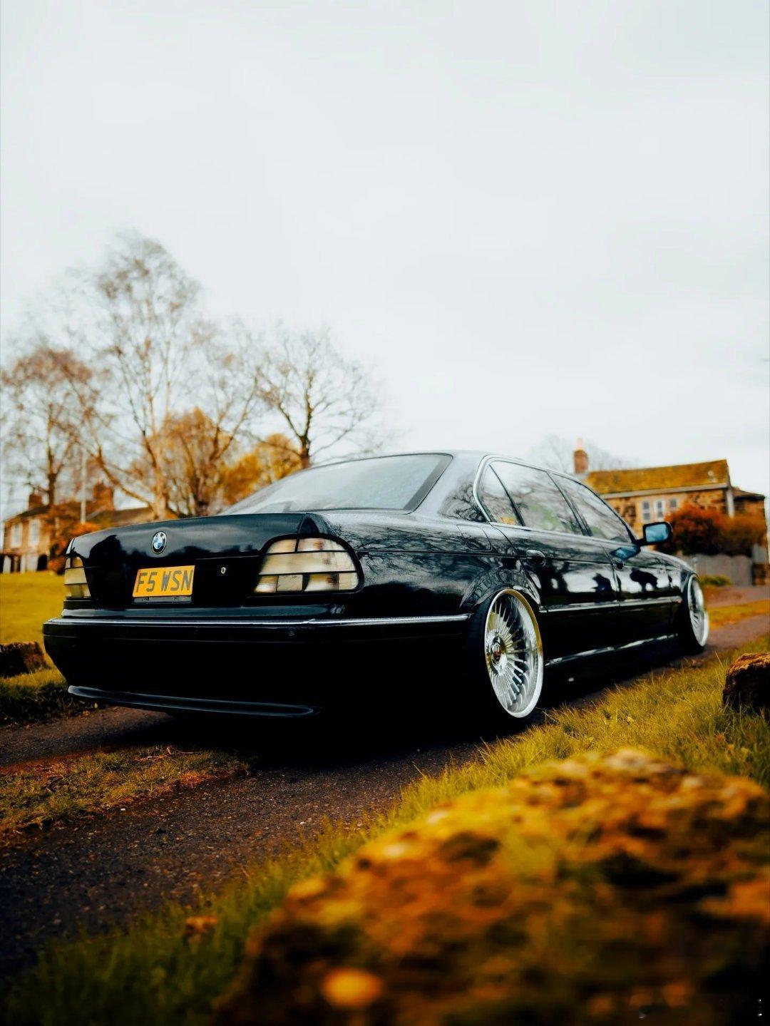 低趴姿态，黑色魅影。第三代宝马E38，史上最优雅7系，亦是《非常人贩》中杰森·斯