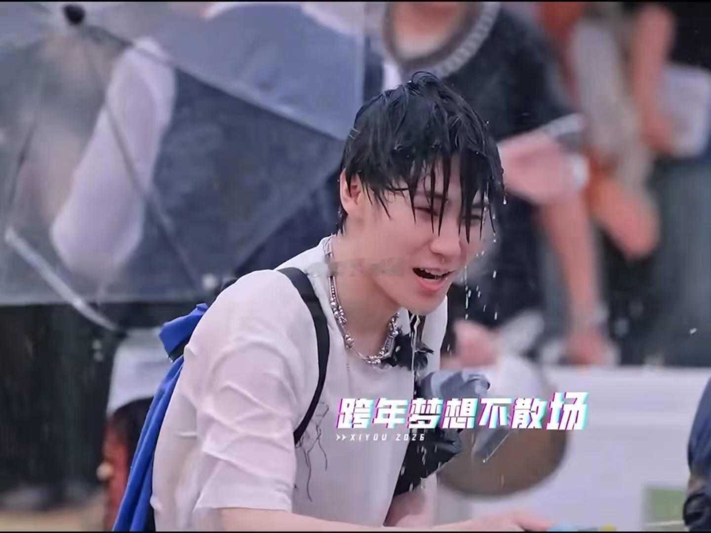 张真源用脸接鞋不拘泥偶像外在形象专注游戏本身，放开手脚尽情挥洒活力，接鞋名场面出