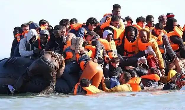 英国小型船只偷渡问题近日再次成为政治焦点。英国天空新闻与YouGov民调显示，部
