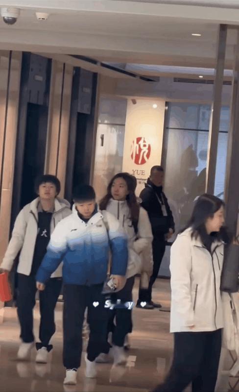 莎莎去上训的路上，嘴里一直嚼着东西。
莎莎吃饭是真慢，大家都吃完了，莎莎还在嘴里