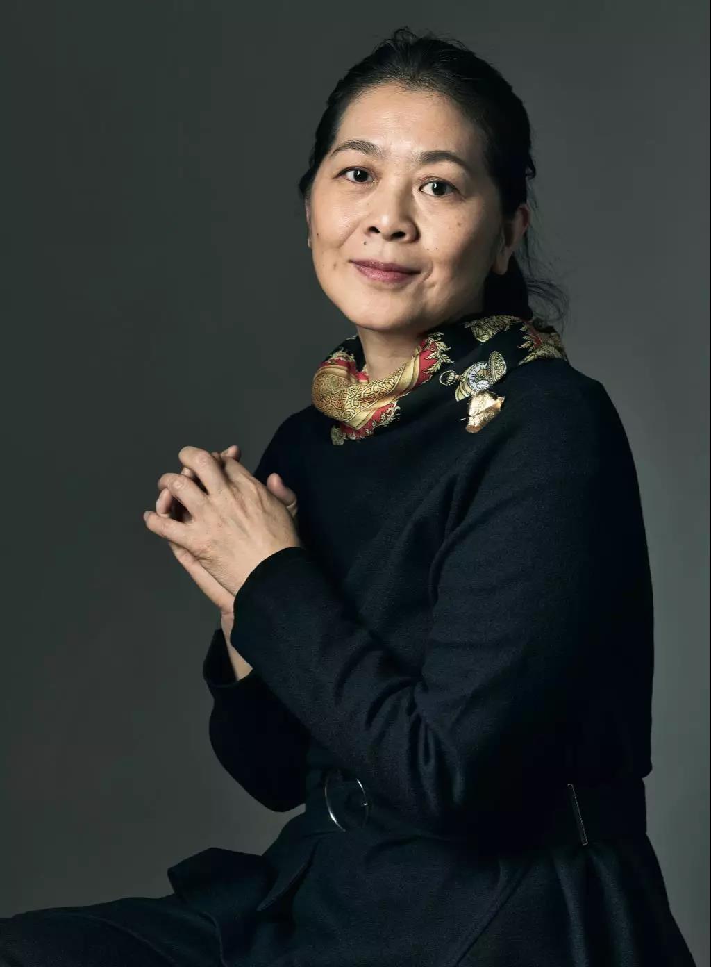 茅盾文学奖得主迟子建，握着董宇辉的手，眼里泛着泪花：“你帮我卖了150万本书，等