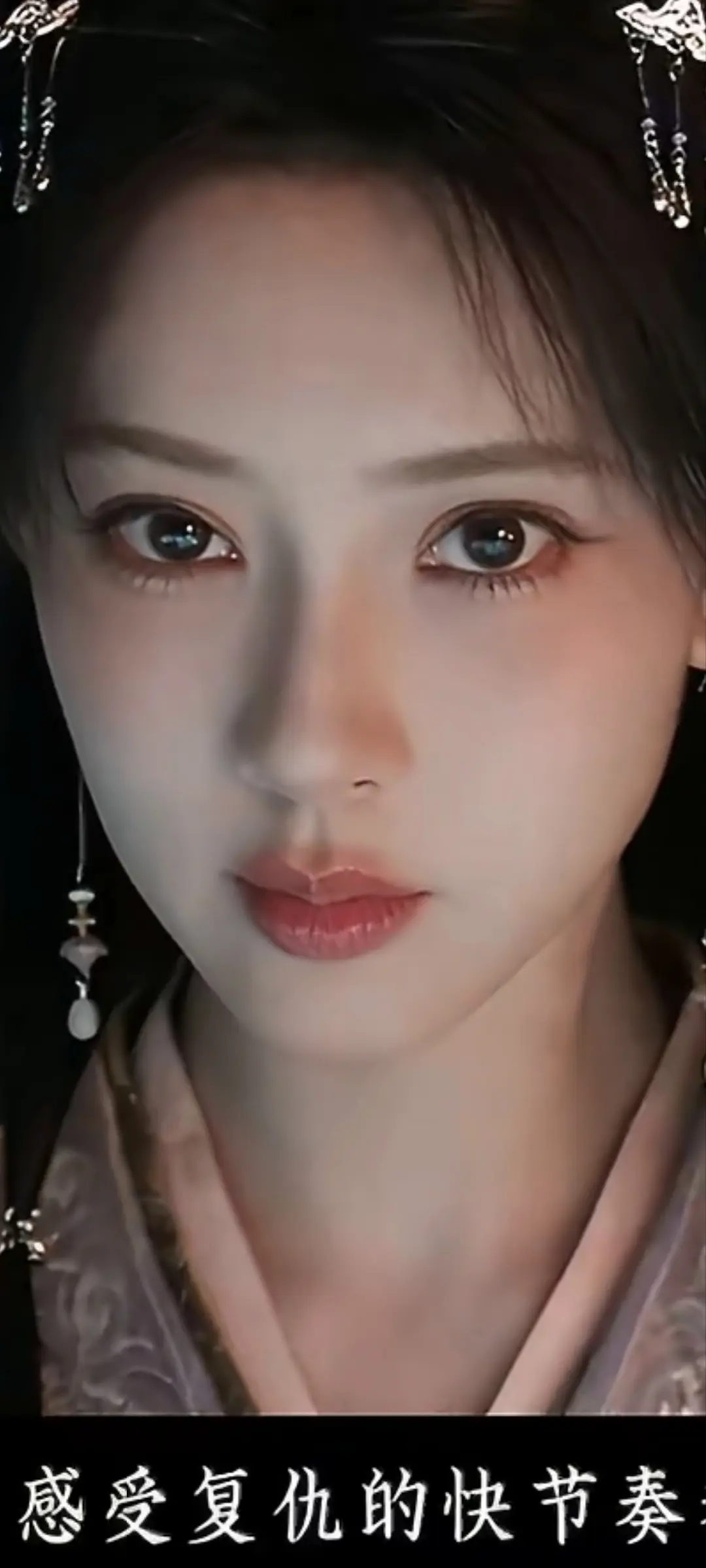 孟子义太艺术了这个👄，口红💄涂到人中沟去了 