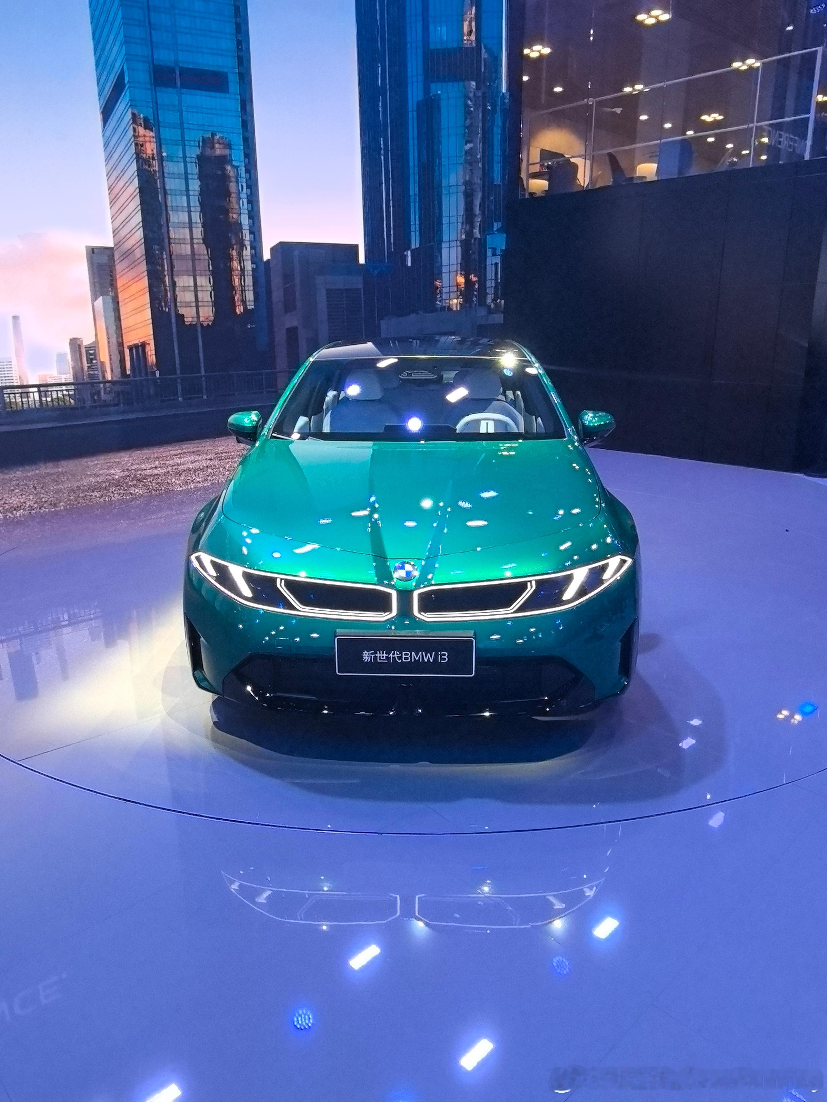 新时代BMW iX3 和新时代BMW i3 ，这两款车可以说是宝马历史上投入巨大