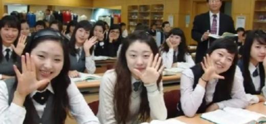 一位韩国华人表示，韩国人的工资是中国人的八倍，中国人有什么资格嘲笑韩国？
 
对