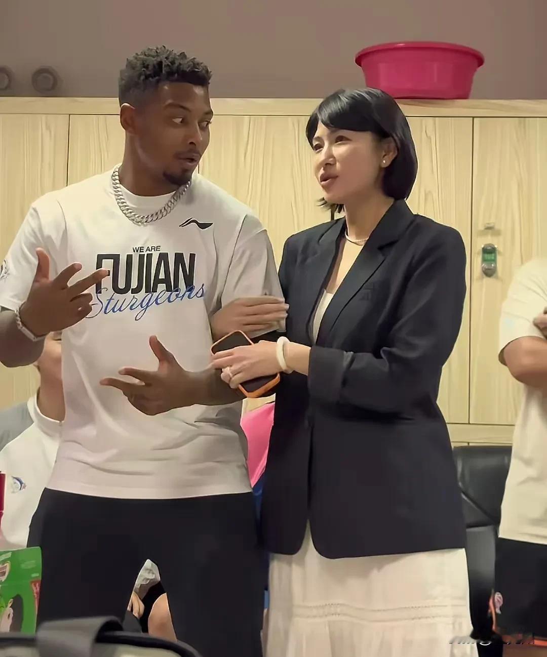 福建队最后一场比赛的赛后更衣室，球队总经理伍佰兰为球队制定了下赛季的目标，那就是