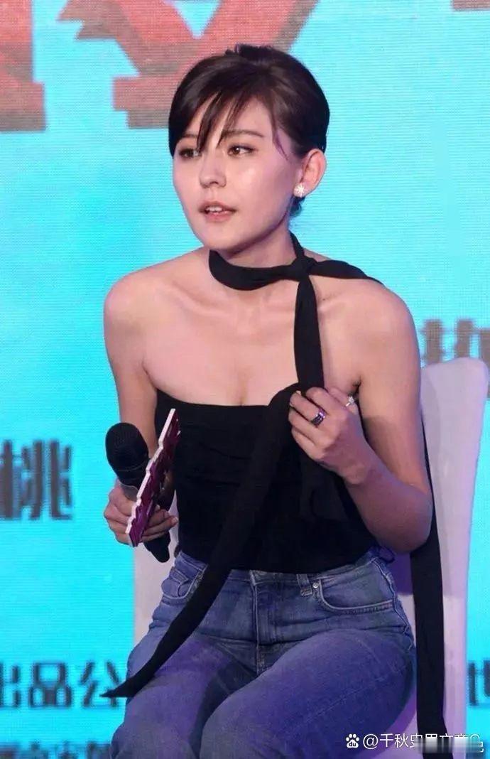 热依扎的美貌和魅力让人眼前一亮，她兼具甜美与性感的气质 