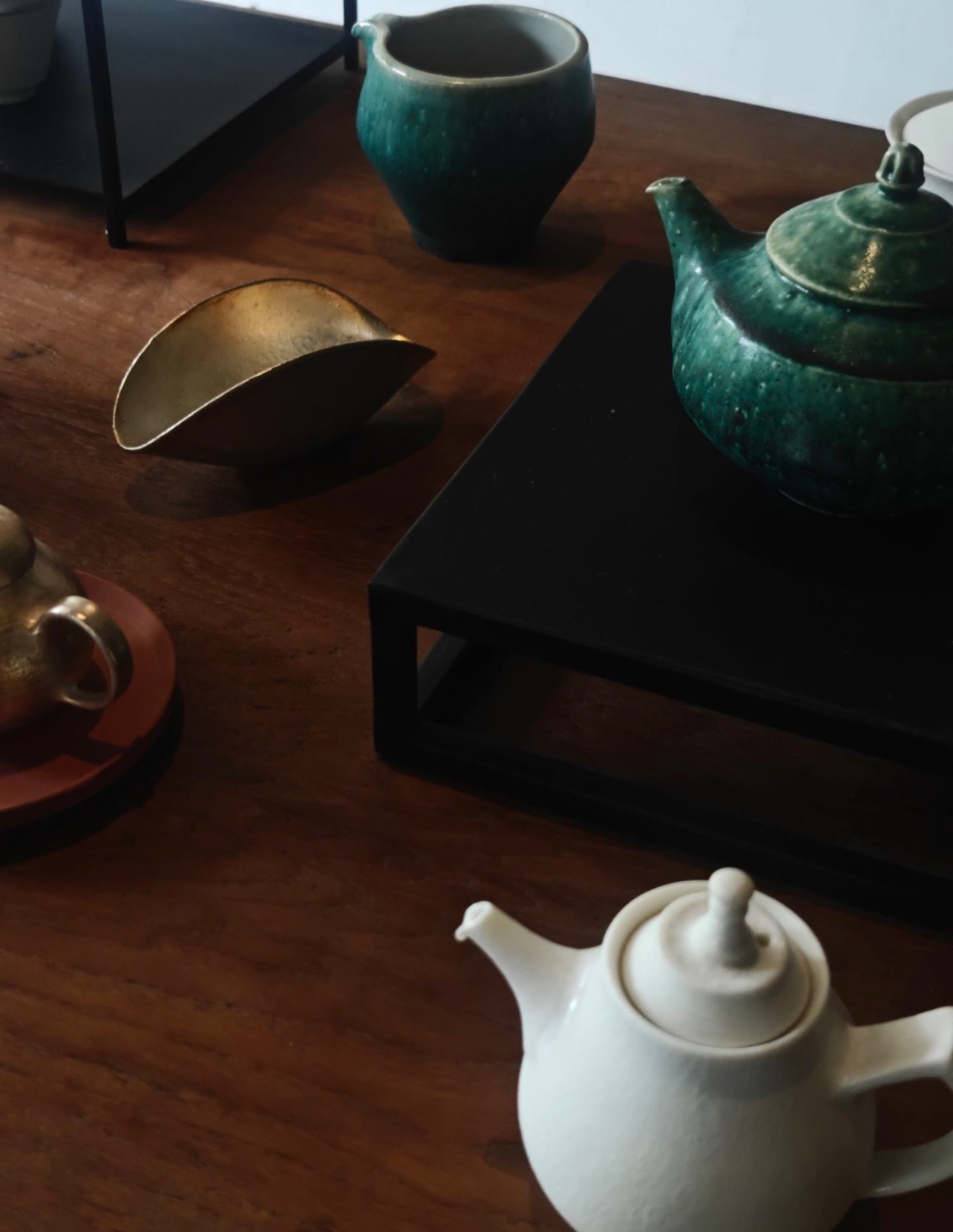 品茶赏器交友  用小壶小杯，也是为了更好地品出茶的香气和滋味，后来就成了南方功夫