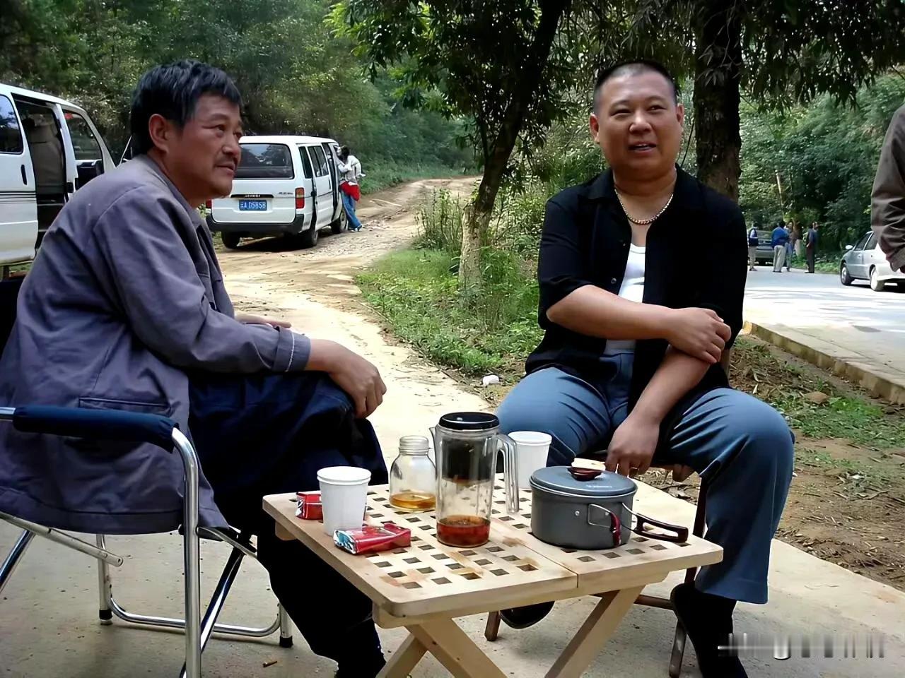 电影《落叶归根》赵本山郭德纲合影。 ​​
落叶归根 
2007年上映的《落叶归根
