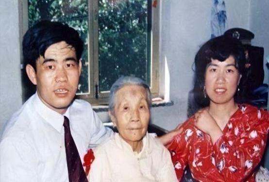 1992年，88岁老太太嘱咐孙子，自己死后，千万要将尸体保存好，会有奇迹发生。不