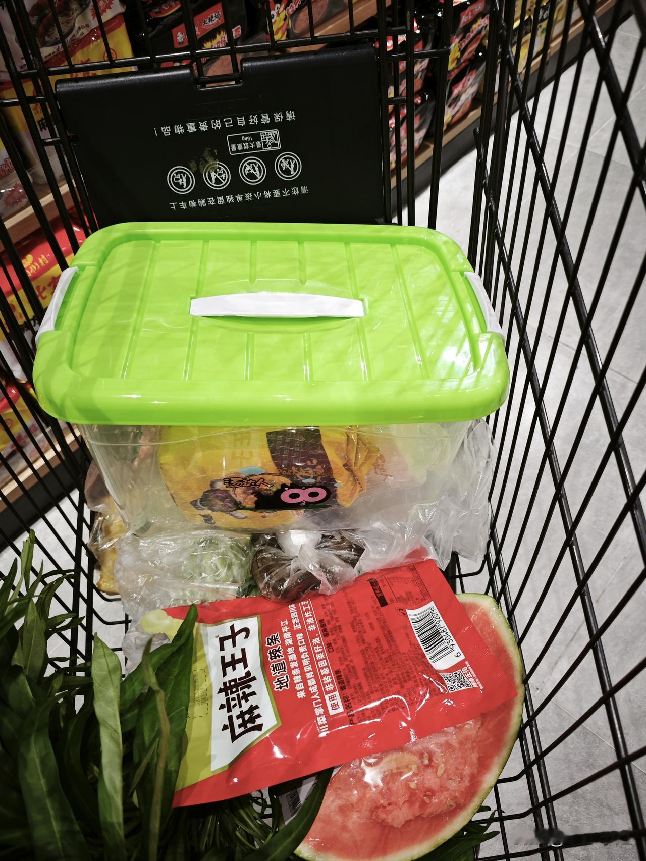 我看中了汤达人泡面送一个大碗还有一个小盒子，感觉划算了，就买了泡面花了19.9块