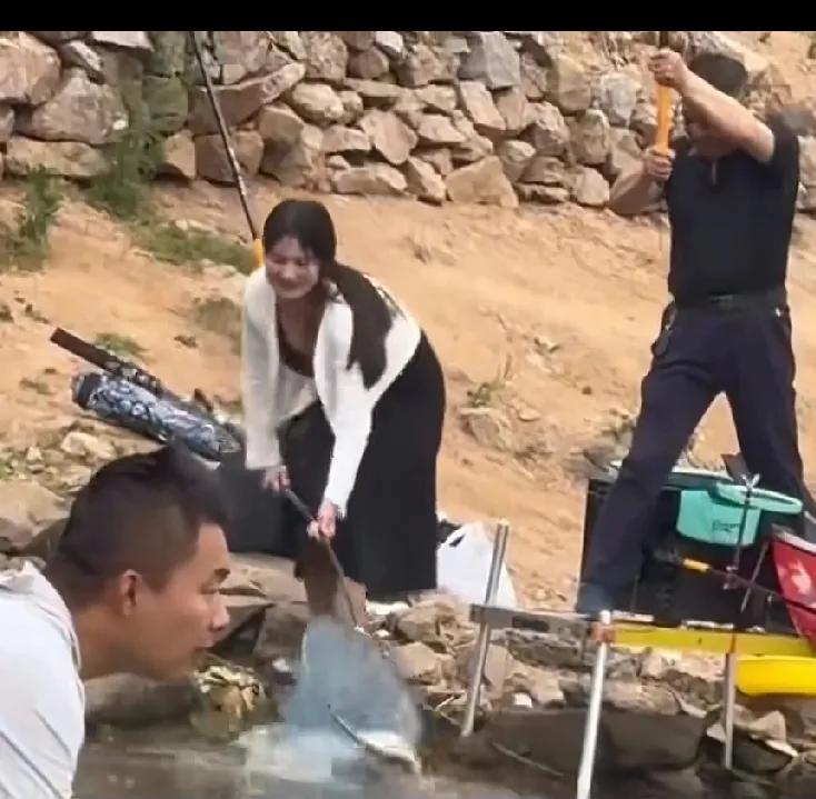 这三张图能气死大部分钓鱼佬。
钓鱼佬心里至少塌房五次。
第一次：他竟然钓上来了