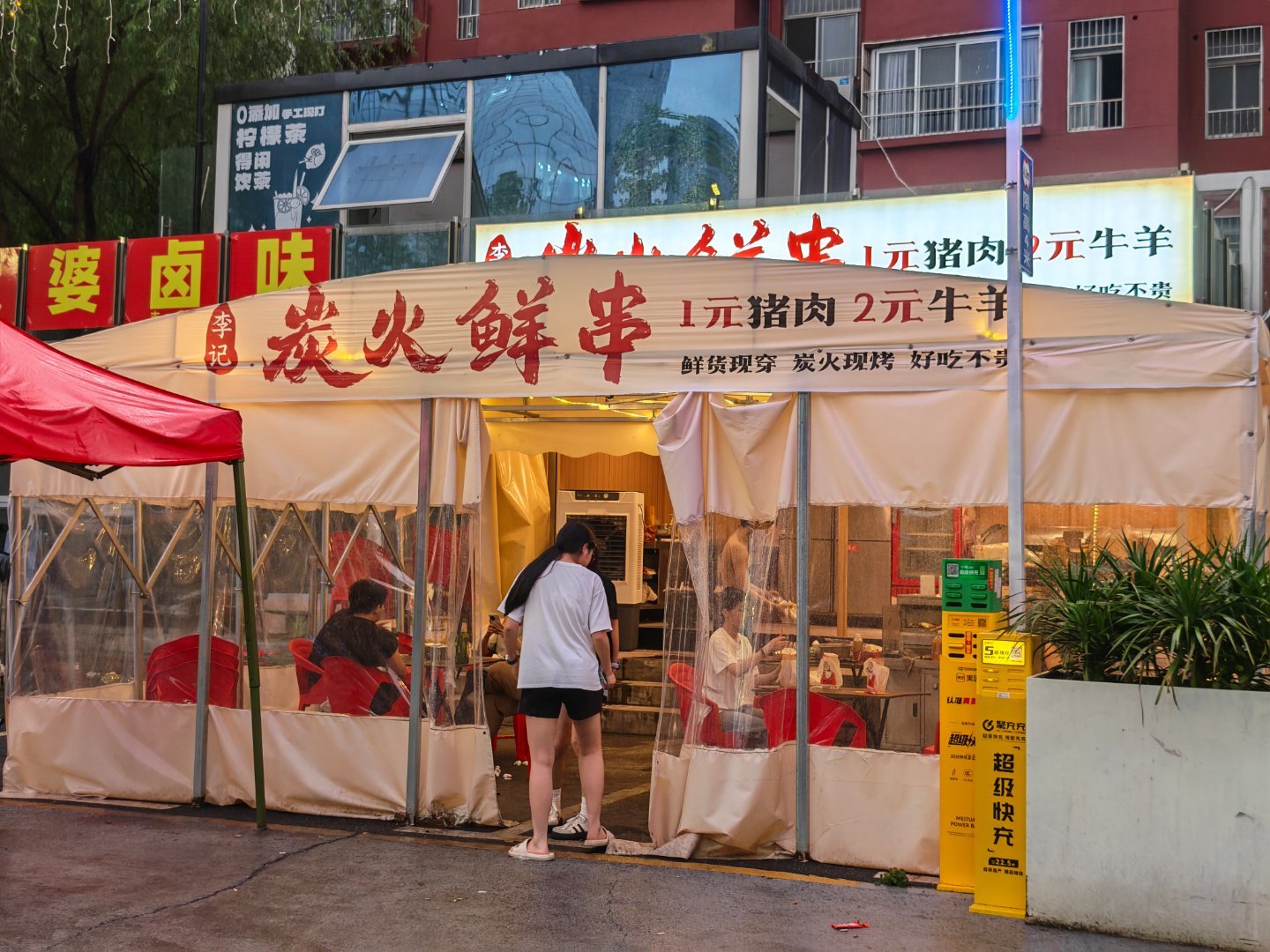 现在好多鲜货现穿烧烤呀！一元猪肉，2元牛羊这个价格，赚钱吗