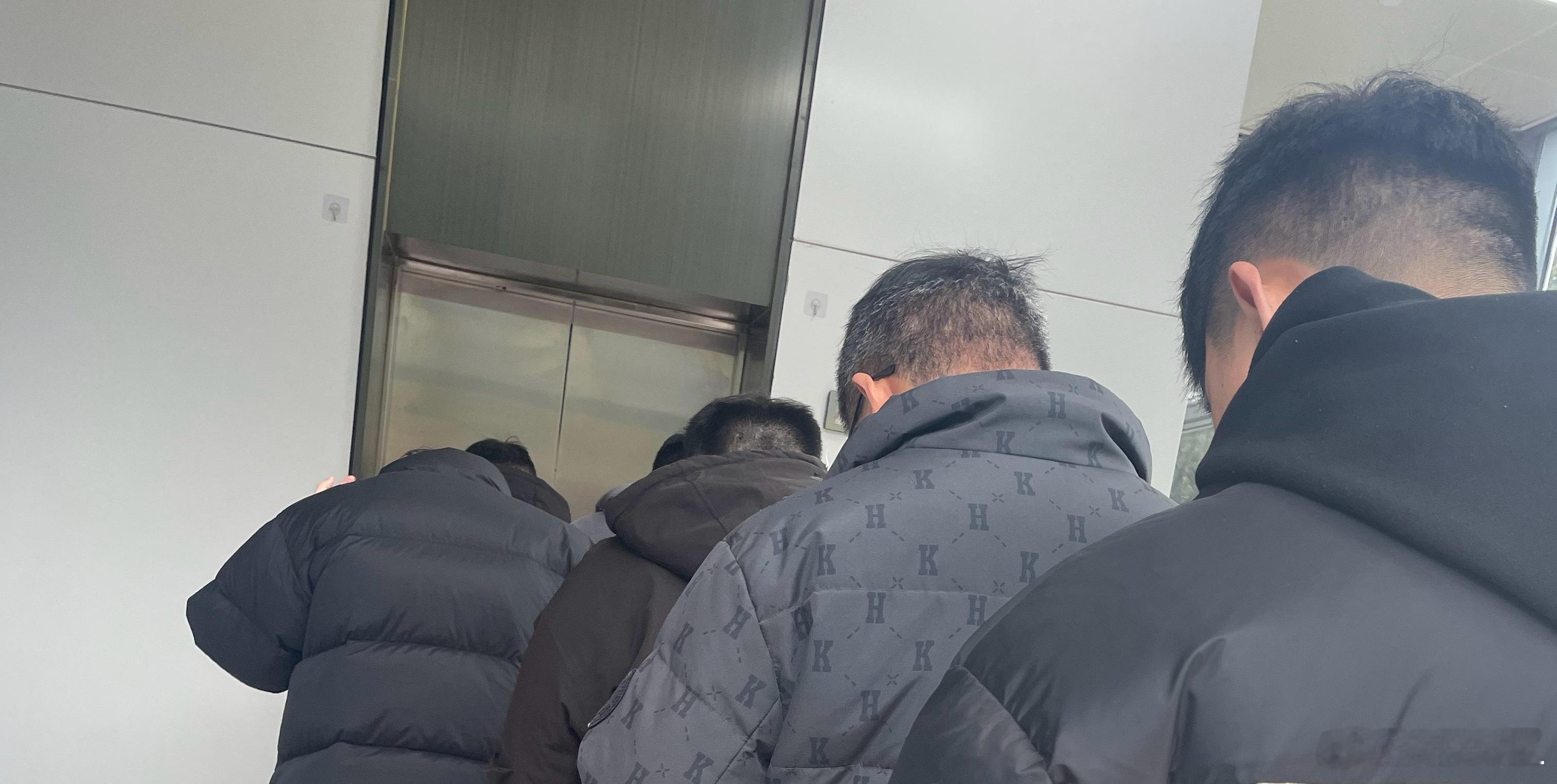 这一堆低头族，统一的姿势 