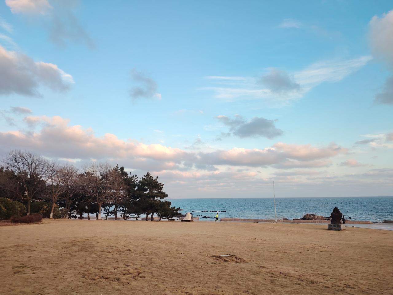 多云转阴有小雨。本周青岛天气前半段无阳光，有小雨，注意防范。后半段则阳光明媚，只