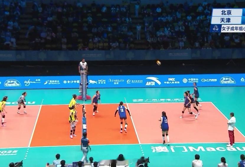 由于天津女排在北京女排身上丢一局，确定无缘小组第一，A组第一将在河南女排和江苏女