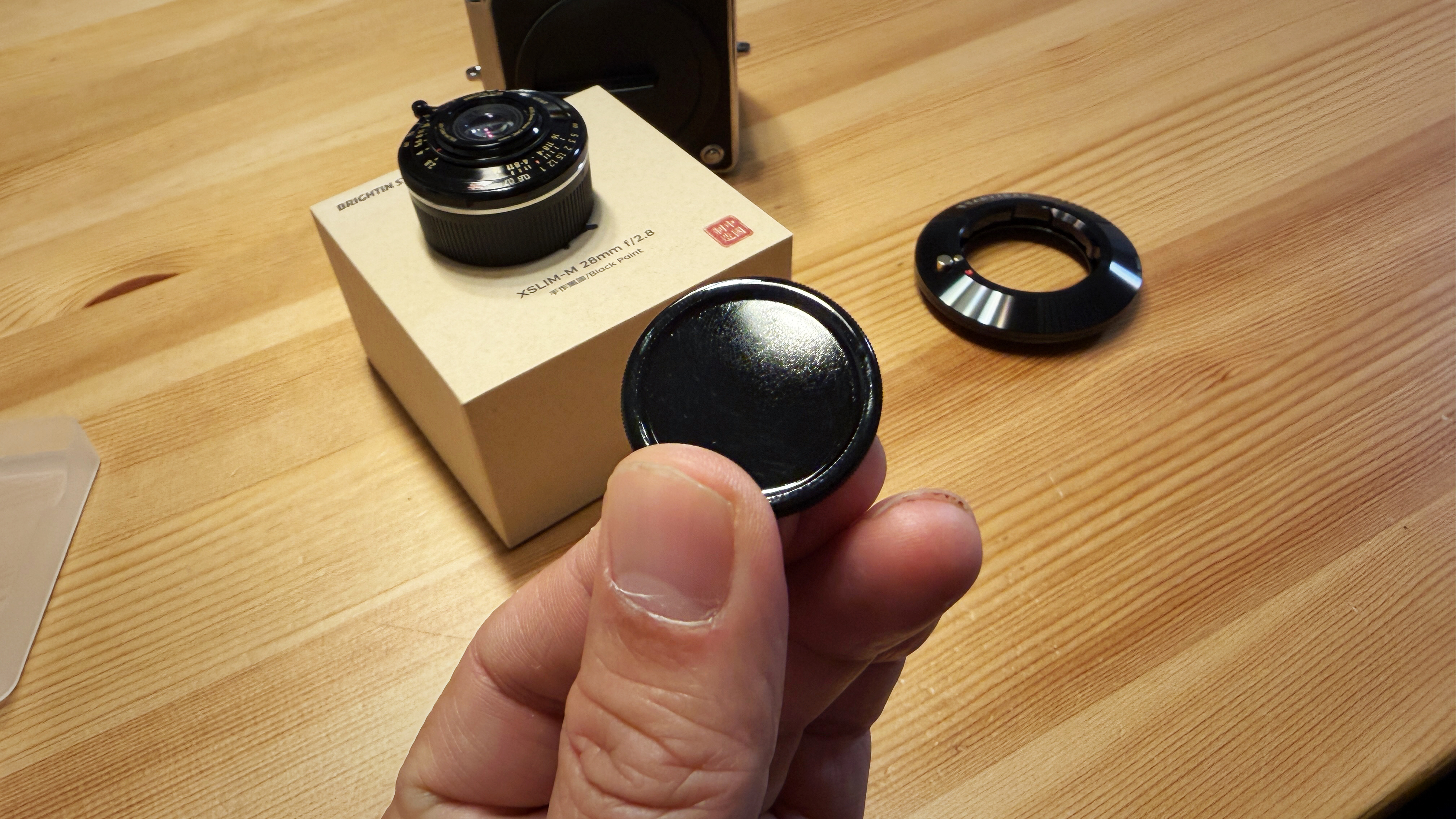 给哈苏配了个超小的手动镜头，星耀28mm，f/2.8，M卡口，非常精美，外加薄如