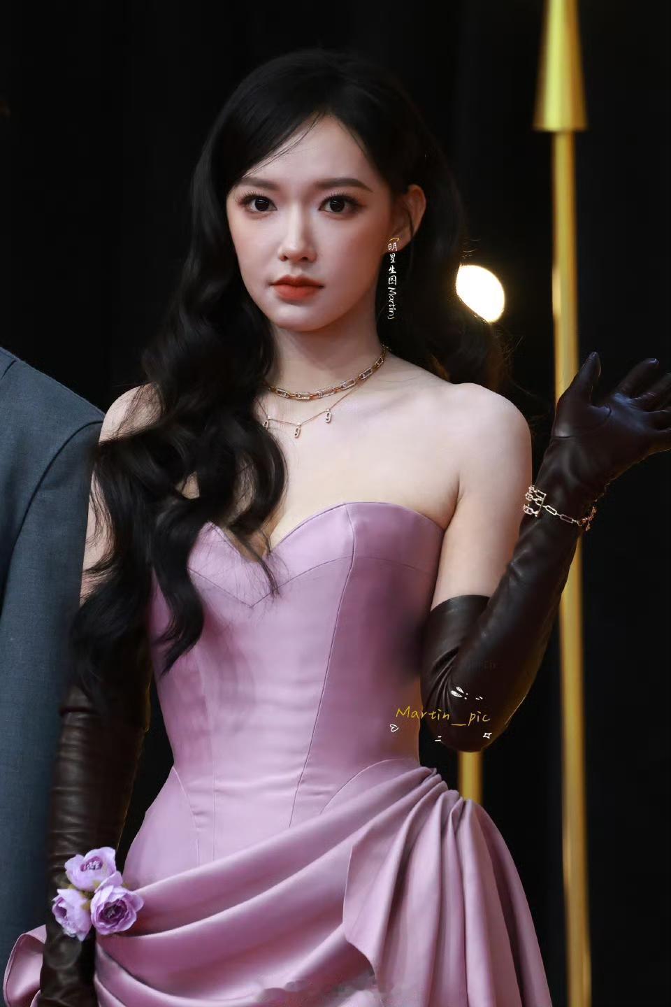 程潇今日品牌代言现场美拍，皮手套好酷好欲！