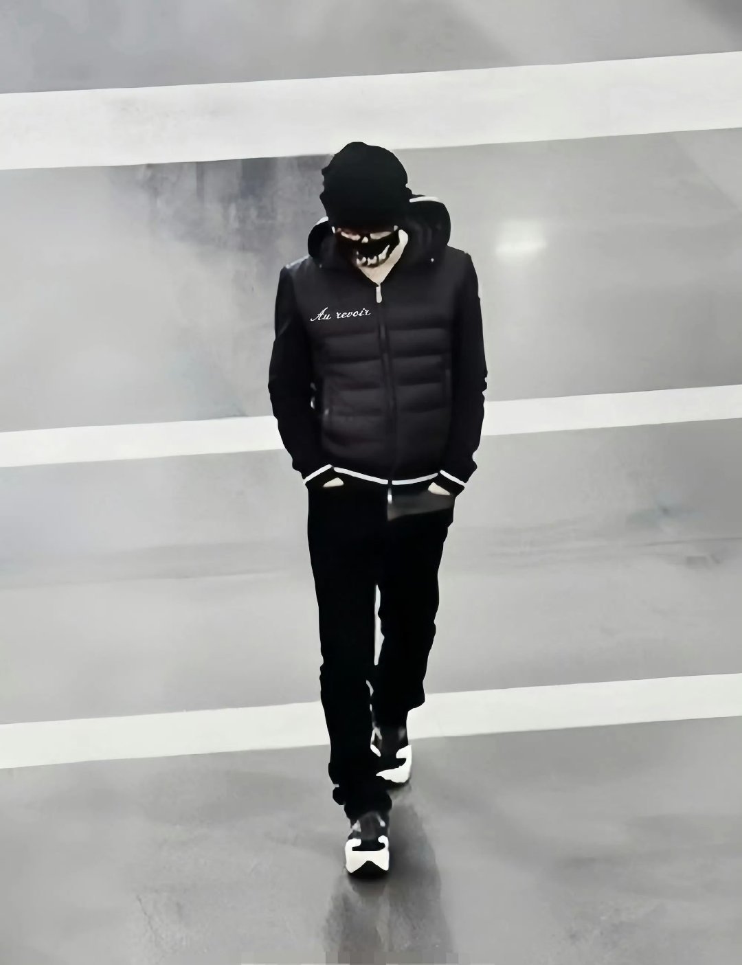 通过光影构图与时尚表达，镜头展现了演员王宝强不同以往的视觉形象。这既反映了摄影作