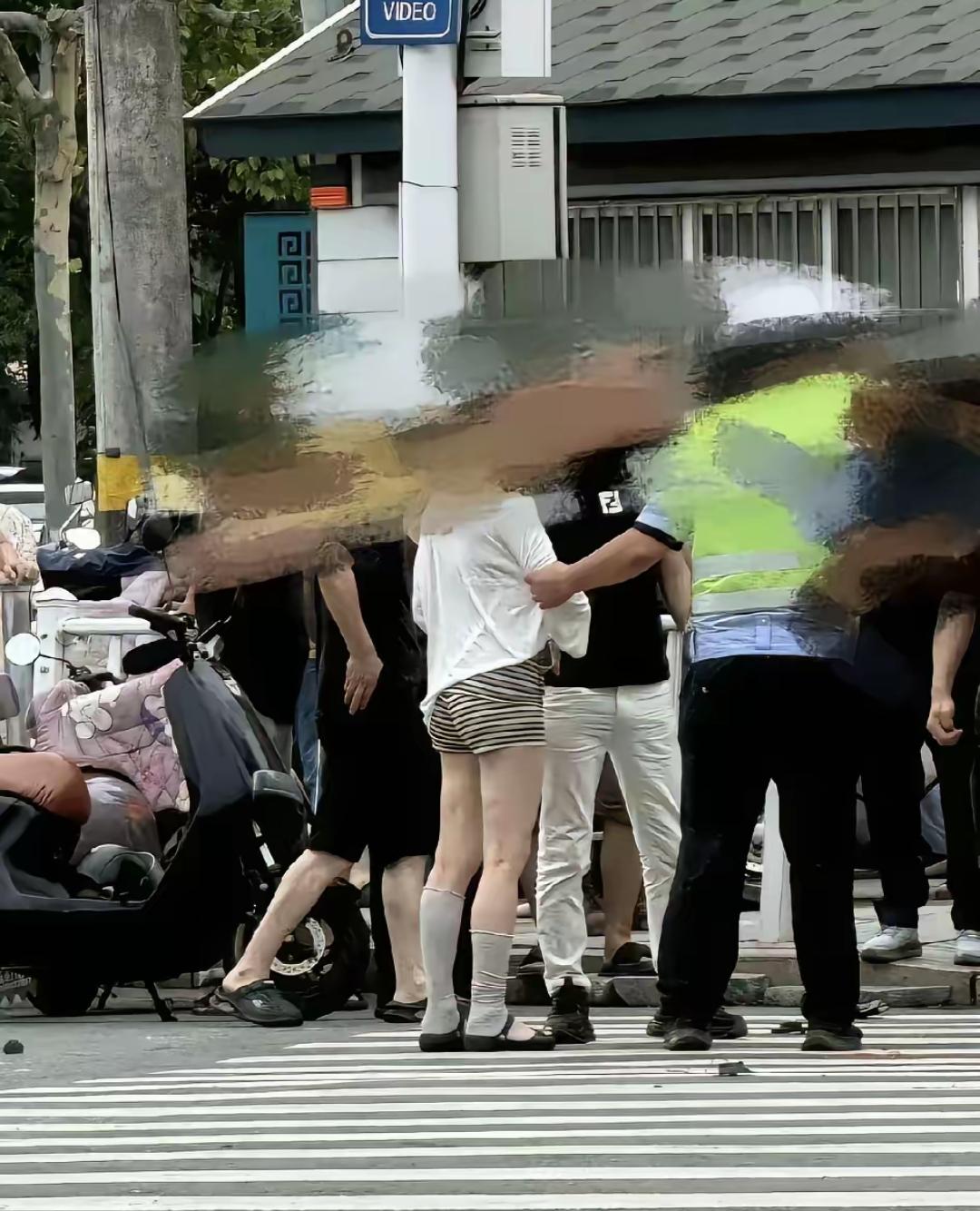安徽广德这个女司机，从车里出来，穿的条纹短裤，穿个长筒袜。36岁的中年人打扮的却
