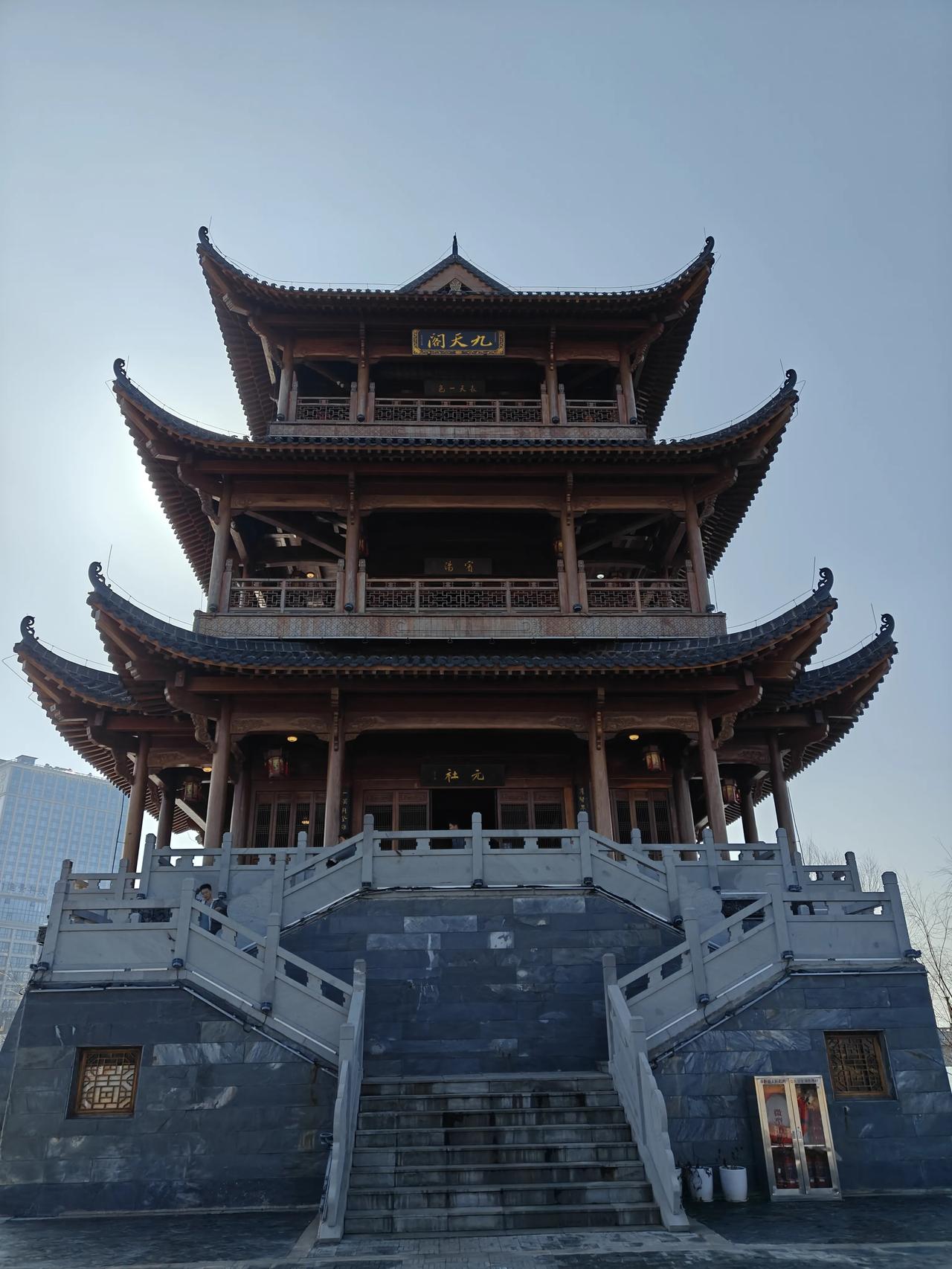 江西省奉新县有著名九天阁，有曾国藩名联：百战山河剩此楼头烟树，九天珠玉吹成水面文