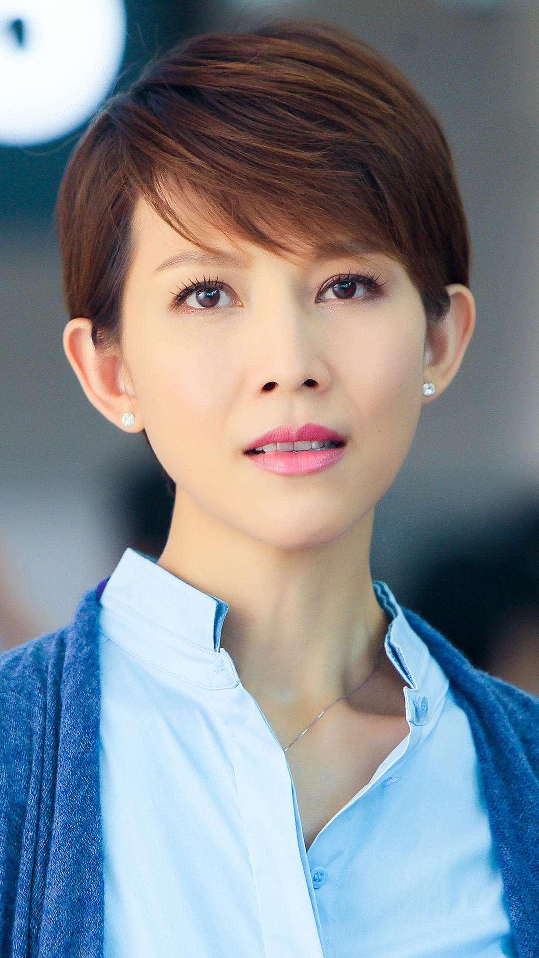 演员蔡少芬说，我如果没有记错的话，我应该是中国香港第一个自己公开我结婚了的一个演