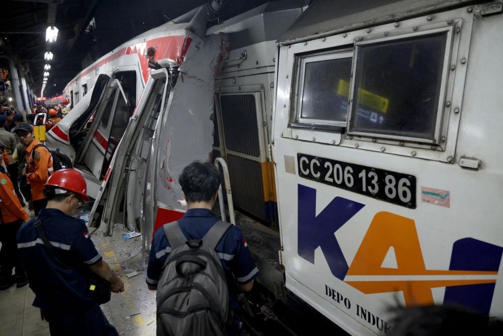 印尼两列车相撞事故原因正调查 4月27日，印尼西爪哇省突发惨烈列车相撞事故，现场