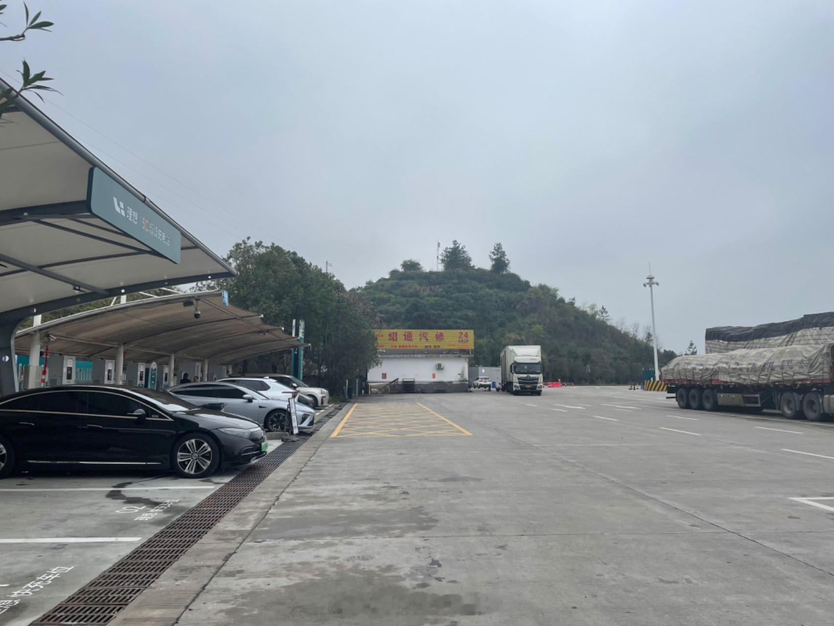 #5C快充# 5C快充桩，是有的我从粤赣线过来就看到梦想建了好几个然而，没有人去