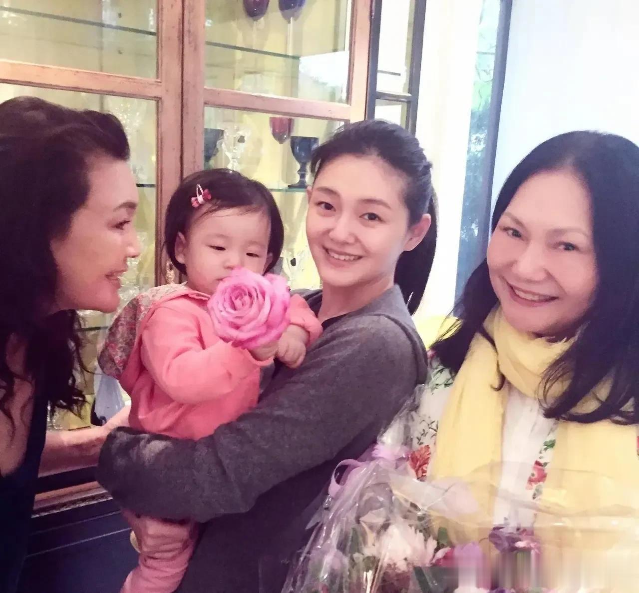 S妈陷入焦虑中睡不着，自从外孙和外孙女被汪小菲接走以后，S妈担心孩子们回不来了。