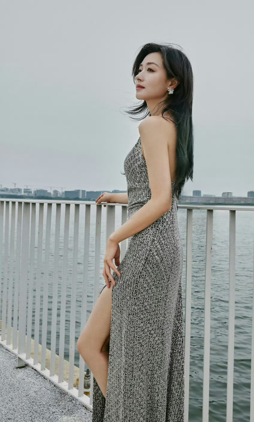 #万茜把发尾染绿了# 所以这个话题不是说万茜绿色头发又多好看，而是万茜用这个颜色