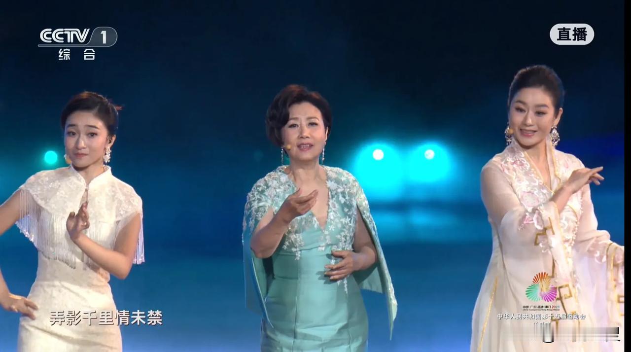 想不到已经78岁的汪明荃居然出现在全运会的文艺表演。