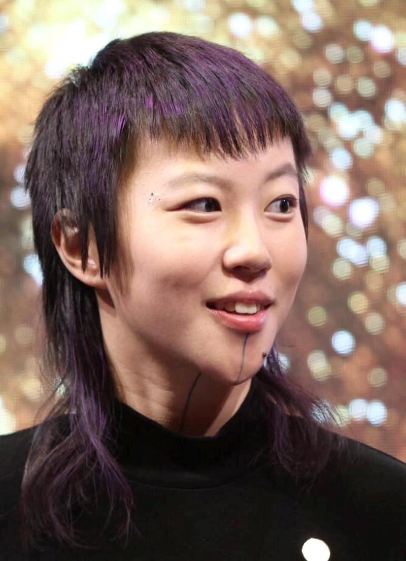 从小父母离异，
爸爸窦唯和妈妈王菲过着完全不同的生活，一个清贫低调，一个富有传奇