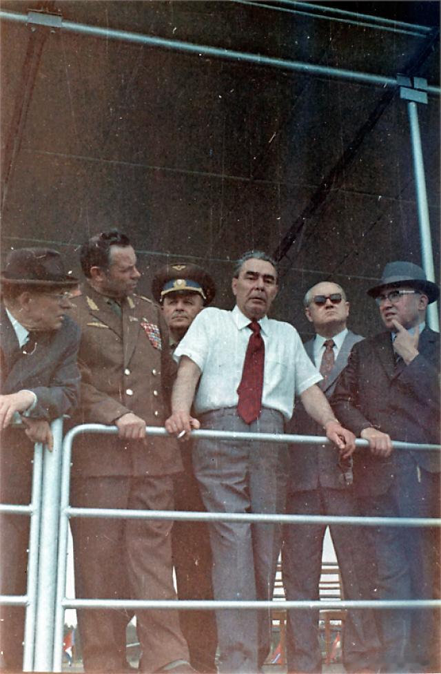 以色列突然从阿奈半岛发起进攻，埃及总统纳赛尔打电话给勃列日涅夫求助破敌战术，勃列