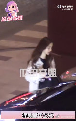 谁不为这画面心动！Baby 送小海绵上车，小海绵挥手告别的小手萌化了，妈咪状态好