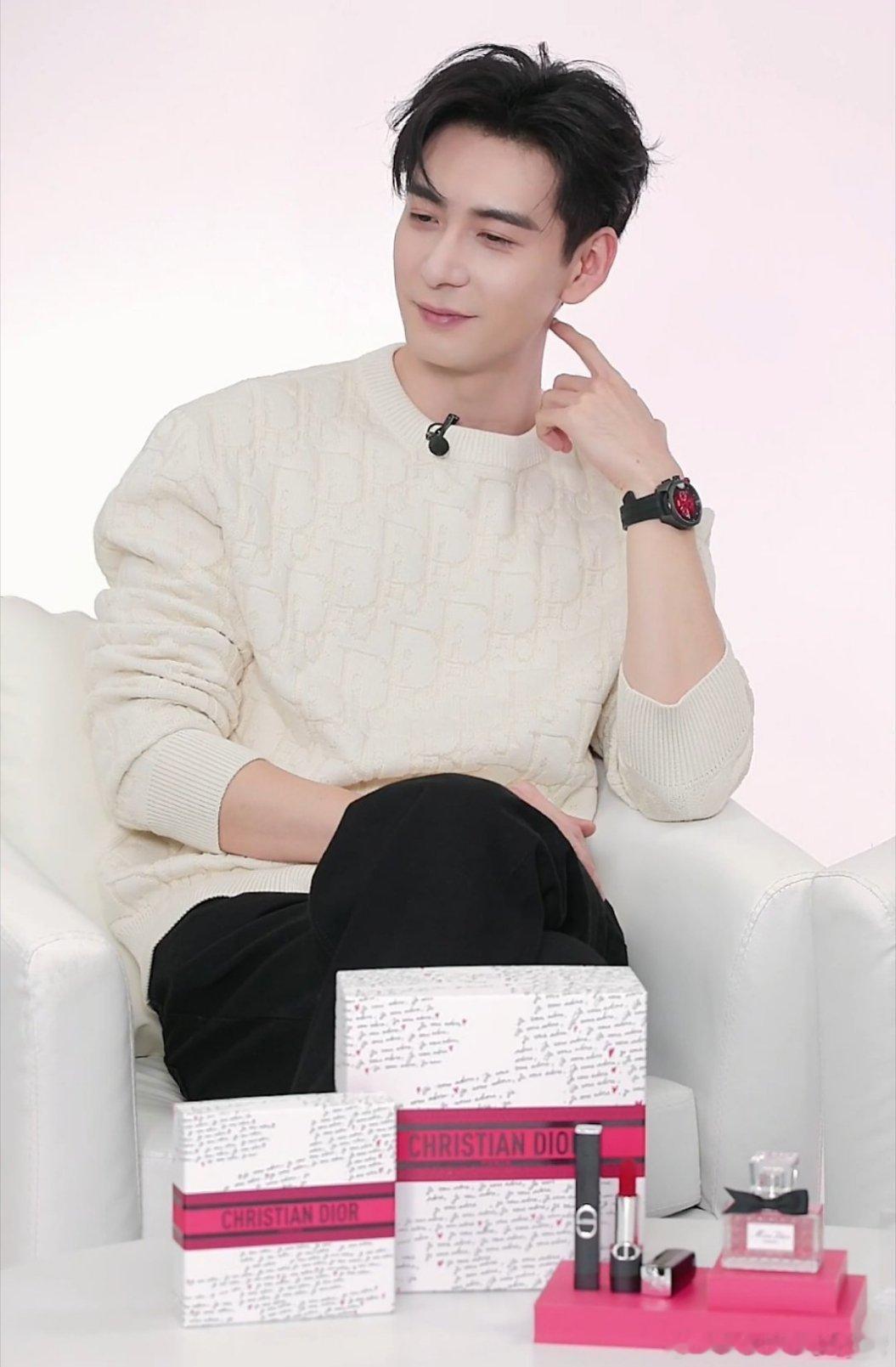 陈星旭今晚直播活动状态，温文儒雅的贵气Dior王子