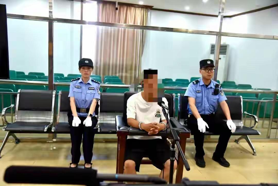 从军营到法院，这朵“警花”依然飒爽

脱下那身承载着青春与热血的“橄榄绿”，换上
