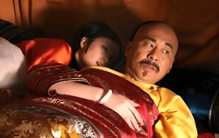 清朝紫禁城的龙床上，除了锦被绣枕，还常年横着一根打磨得油光发亮的硬木棍子。它的作