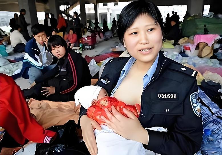 17年前，汶川女警揭衣露乳哺育9婴，归来后连升四级，最后结局令人泪目……

20