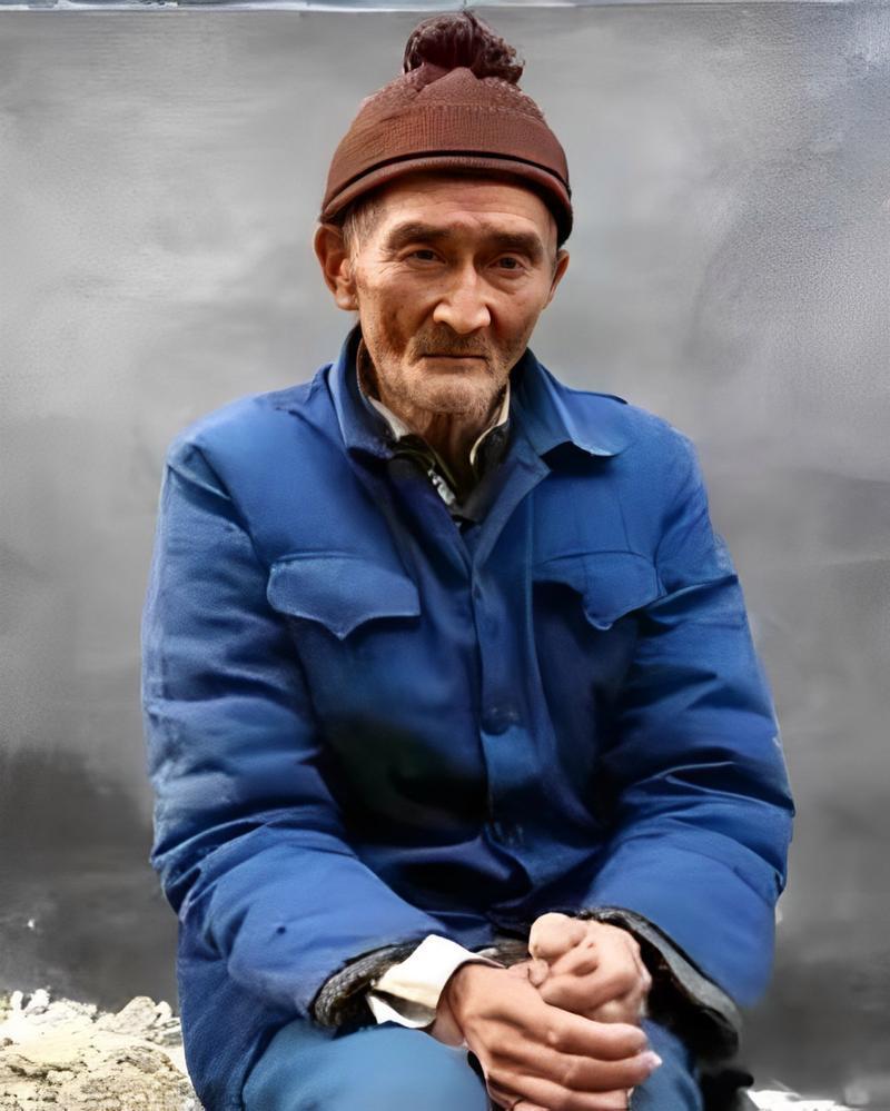 1937年，淞沪战场。机枪手卿伯金正带队撤退，半夜路过一片稻田，突然听到一阵“哗