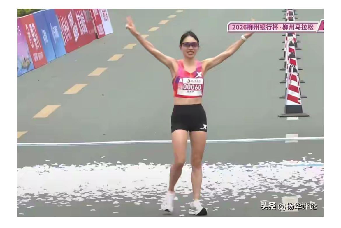 最快女护士张水华今天早上在柳州马拉松比赛中以3小时36分23秒夺冠。
这是张水华