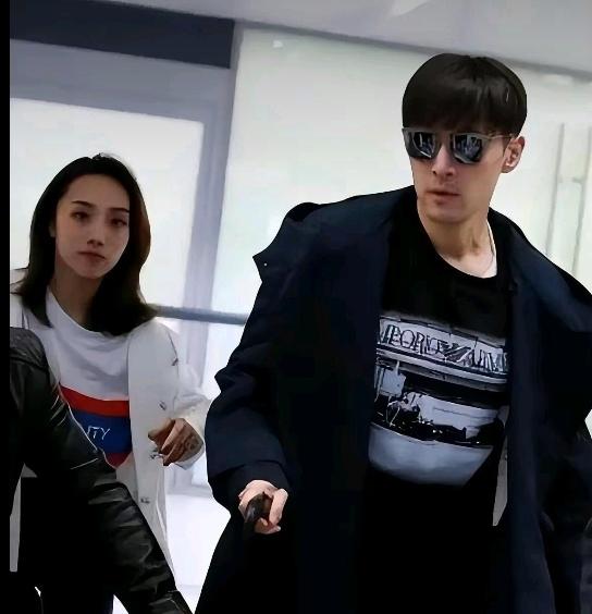 胡歌为什么会娶黄曦宁？说实话一点都不意外。
很多人第一反应都是：她长得不算惊艳，