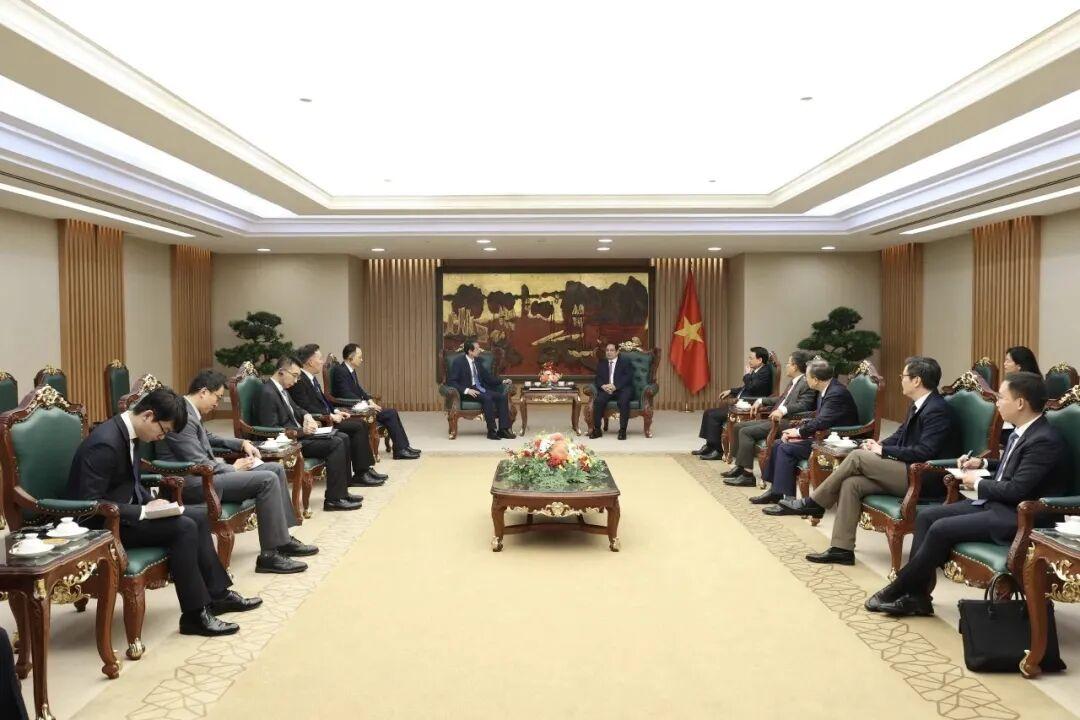 非常罕见！8月8日，中方驻越南大使何炜专程看望越南前四驾马车范明政。这一举动释放