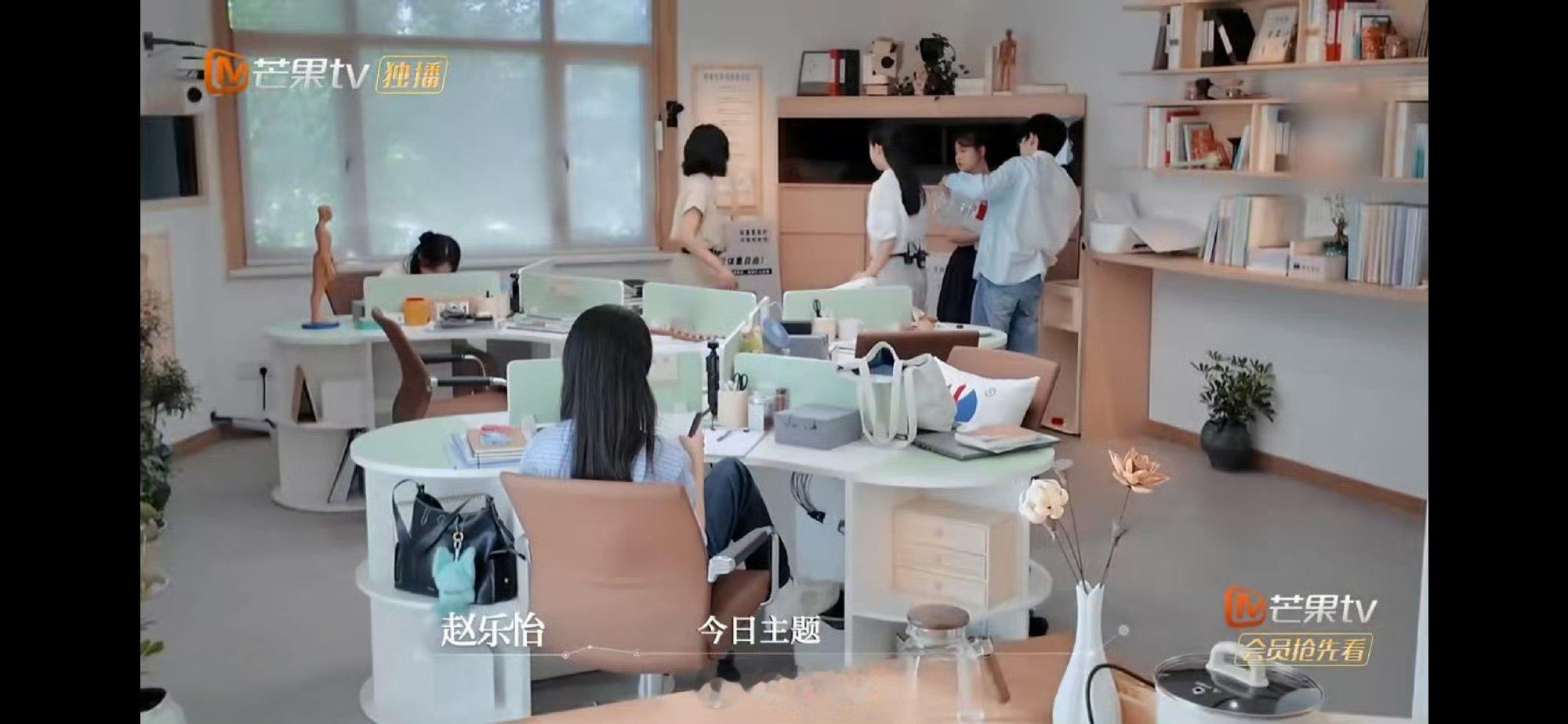 阿依主动和赵乐怡组队 中医季组队现场的“直球选手”！阿依没丝毫犹豫，径直走向赵乐