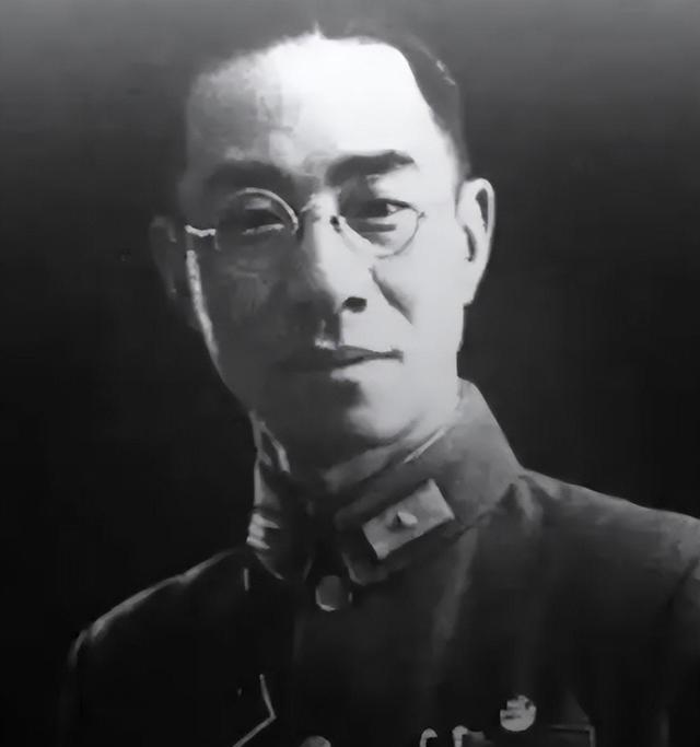 1949年1月21日深夜，北平弓弦胡同。军统保密局北平站站长徐宗尧对着一本厚厚的