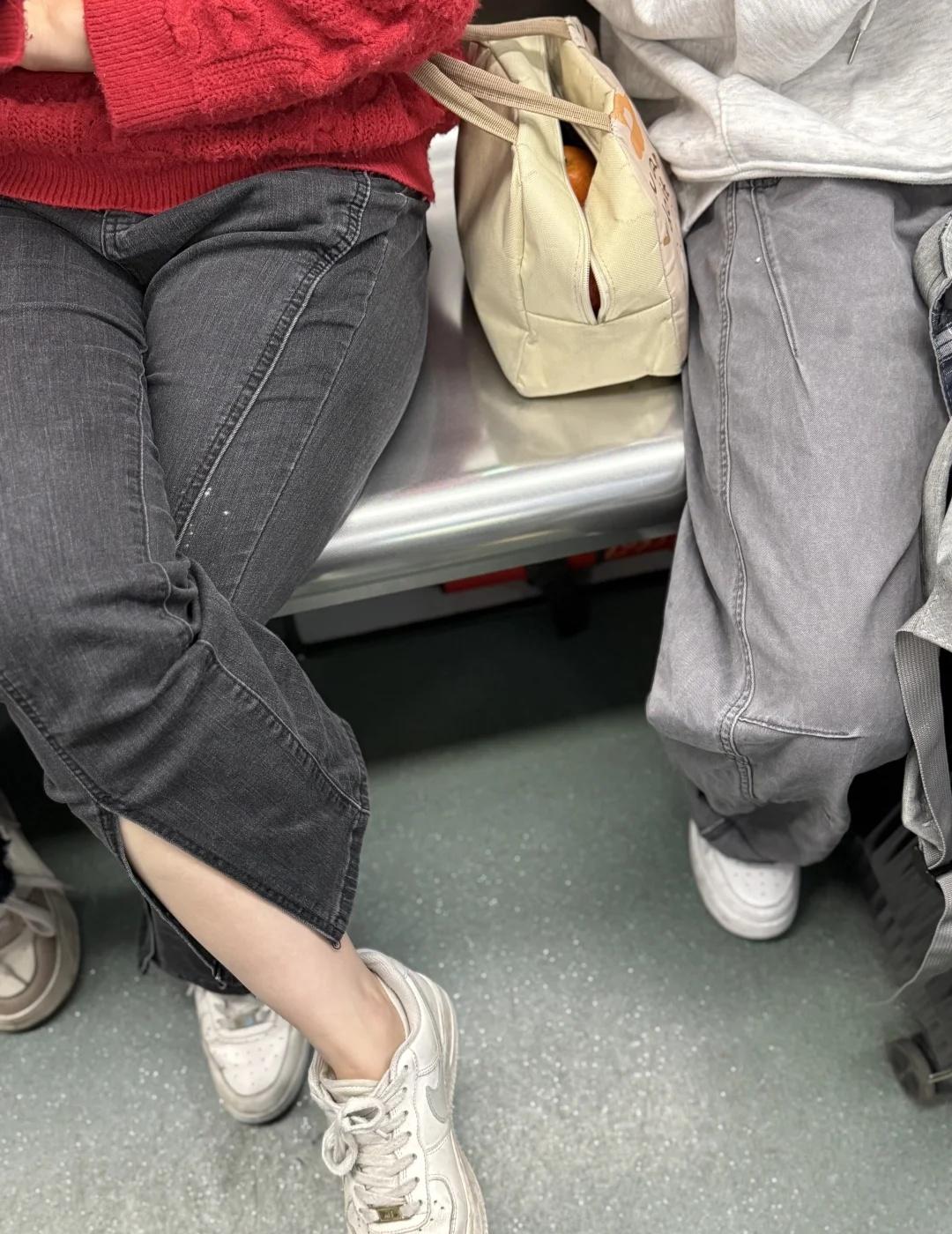 地铁座位能不能挤一挤
地铁上的年轻人 我经常很想在这种小缝挤进去坐，红衣服女孩起