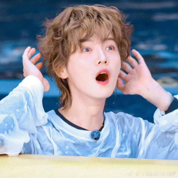 鹿晗吃空气鹿晗假吃 五哈团一大早就不消停，鹿晗对着空气吃得津津有味，超哥赫哥顶着