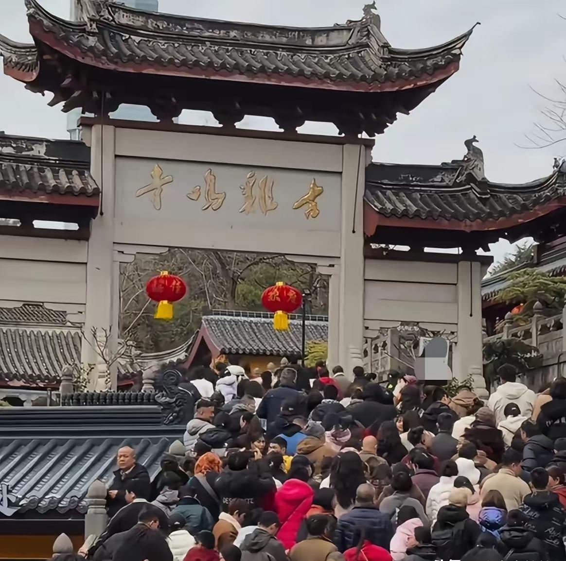 鸡鸣寺上香的人挤成啥样了呢？女儿初二回娘家，跟我说先去鸡鸣寺上个香，然后就回来吃