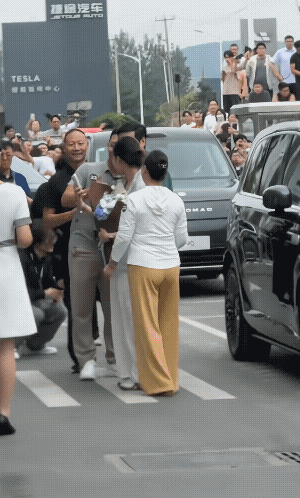 江苏徐州
首批小米鹏程车主交付仪式雷军又是亲自到场，帮车主开车门、递钥匙、合影！
