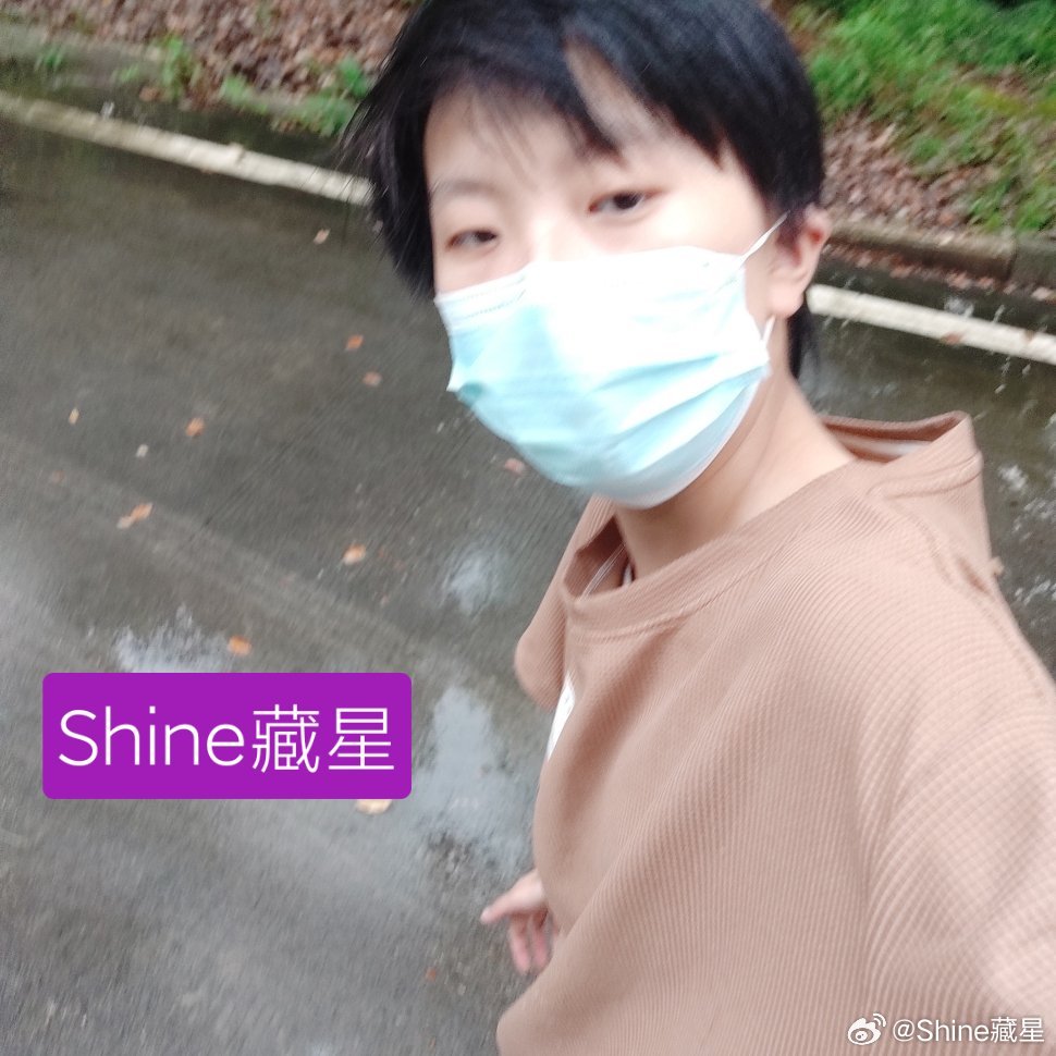 感冒依然没好，今天戴着口罩上班。 