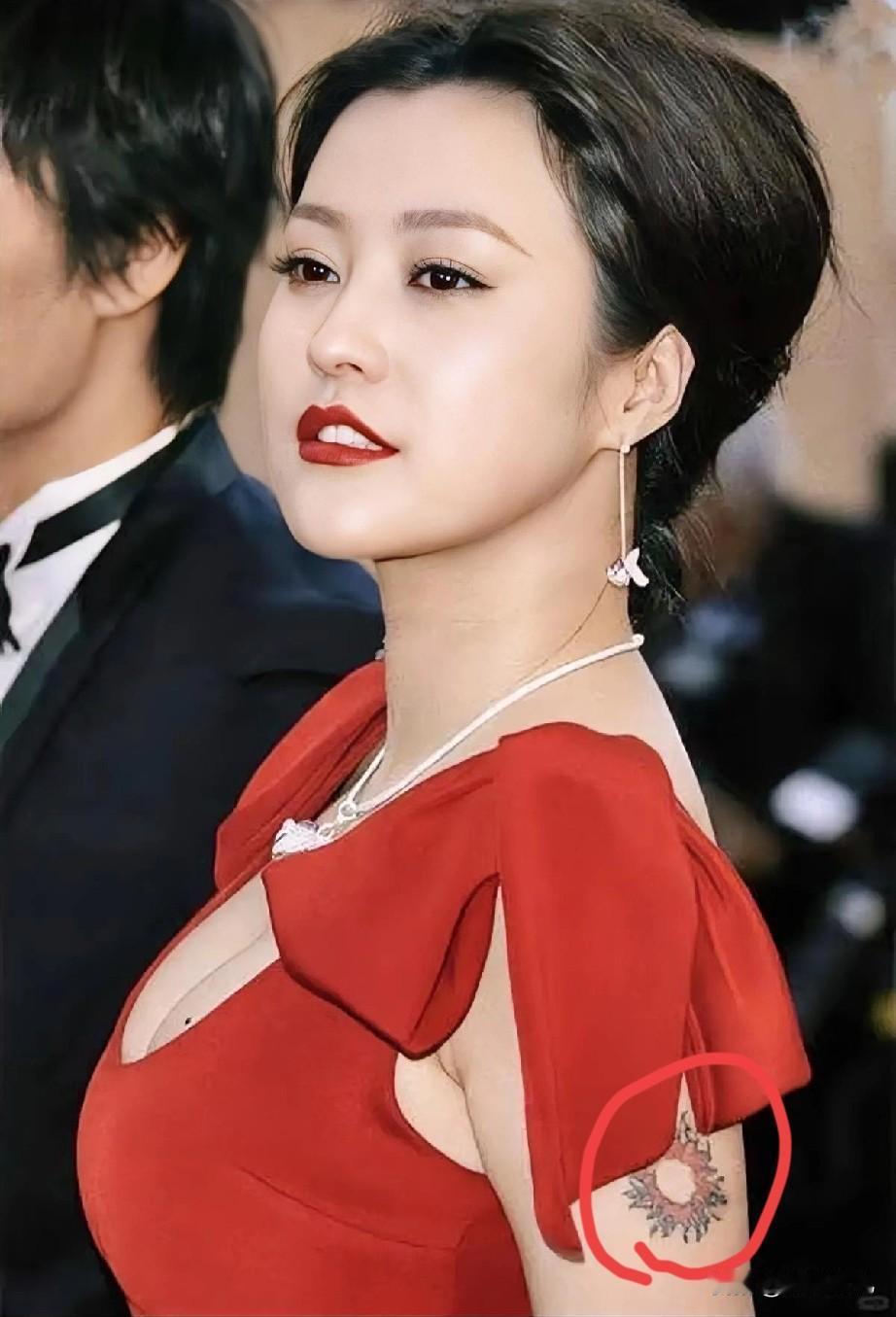 “演员应该为艺术裸露吗？”

这是2005年邓超和郝蕾分手时的观点。

2024