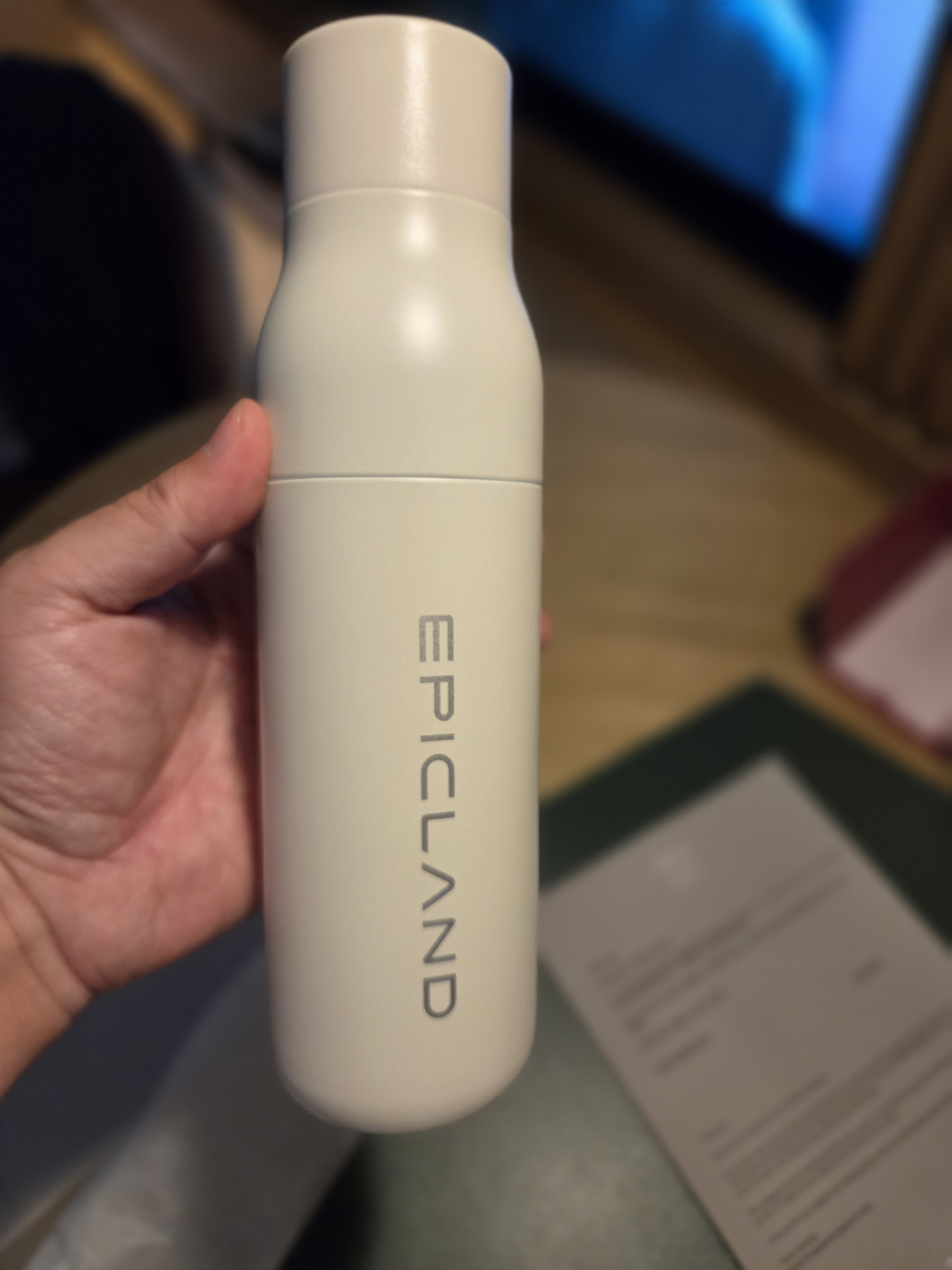 这个是奕境汽车的保温杯，我打开看了一下，两个特点：1.好看  2.保温效果好  